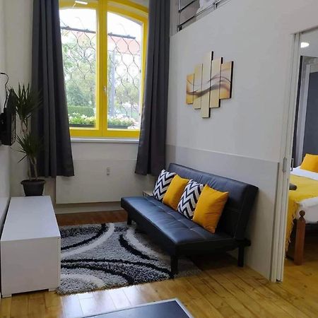 Lyly Apartment - Modern Apartment With Free Parking Prága Kültér fotó